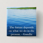 未来は私達が現在ですることをによって決まります 缶バッジ (正面)