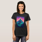 未来的なサイバー山脈と洗練されたデジタルな雰囲気 Tシャツ (正面フル)