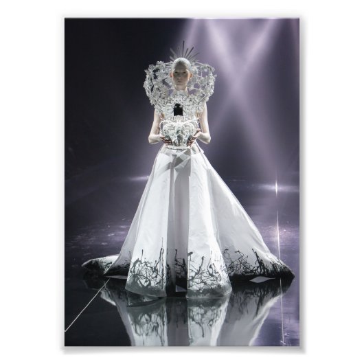 未来的なスパークリングで劇的な白髪の女性 フォトプリント            (正面)