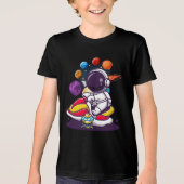 未来的なスペースバイクに乗る宇宙飛行士 トライブレンドＴシャツ (正面)