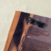 未来的な超現実的な砂漠のスカイスクレイパー ビーチタオル (インサイチュ)