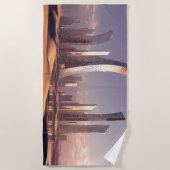 未来的な超現実的な砂漠のスカイスクレイパー ビーチタオル (正面)