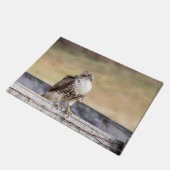 未熟な赤によって後につかれるタカのポートレート ドアマット (アングル)