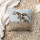 未熟な赤によって後につかれるタカの浮かぶこと クッション (ブランケット)