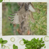 未熟な赤によって後につかれるタカ キッチンタオル (折り畳み)