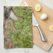 未熟な赤によって後につかれるタカ キッチンタオル (四つ折り)