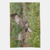 未熟な赤によって後につかれるタカ キッチンタオル (縦)