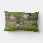 未熟な赤によって後につかれるタカ ランバークッション (裏面)