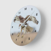 未熟な赤尾の鷹のホバリング ラウンド壁時計 (傾斜)