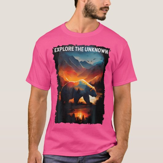 未知のクマのハイキングキャンプ山を探索 Tシャツ (正面)