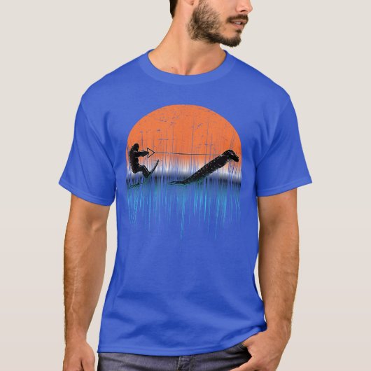 未知の生物ウォータースキー ネス湖のモンスター 楽しい ユーモア Tシャツ (正面)