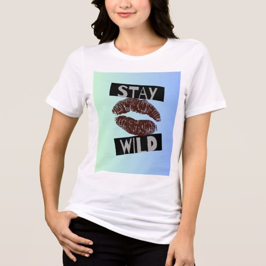 未練の精神を受け入れる – Stay Wild トライブレンドTシャツ (正面)