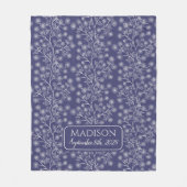 末尾フローラ名誕生日ネイビーブルーベビー フリースブランケット (正面)