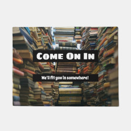 本おもしろい愛好家は本を山積みにして歓迎する ドアマット