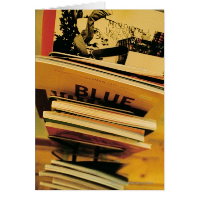 本および雑誌の積み重ね (正面)