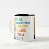 本で女の子の力を決して過小評価しない ツートーンマグカップ (正面左)