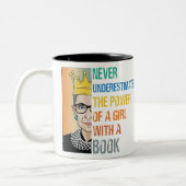 本で女の子の力を決して過小評価しない ツートーンマグカップ (左)