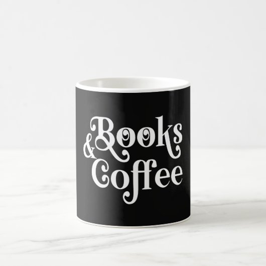 本とコーヒーのタイポグラフィー 白黒デザイン コーヒーマグカップ (中央)