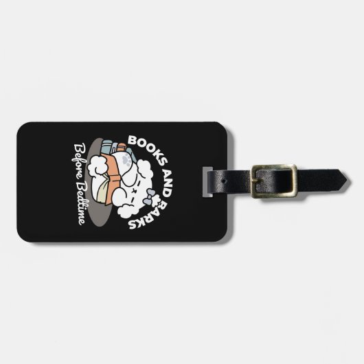 本とバークス – かわいい眠い読犬のデザイン ラゲッジタグ (正面横)