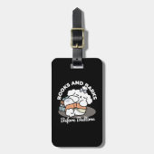 本とバークス – かわいい眠い読犬のデザイン ラゲッジタグ (正面縦)