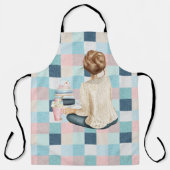 本とホット飲料を持って座っている女性 エプロン (正面)