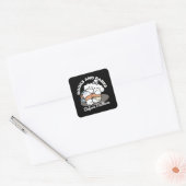 本とワンちゃん - かわいい眠そうな犬の読書デザイン スクエアシール (封筒)