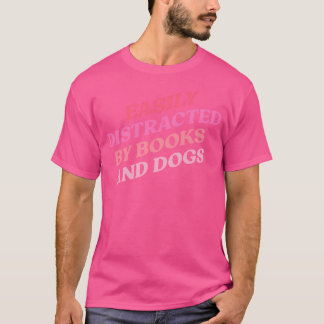 本と犬に夢中 Tシャツ