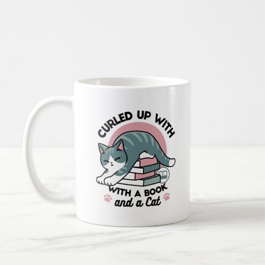 本と猫で丸まる – 居心地の良い猫読の コーヒーマグカップ (左)