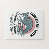 本と猫で丸まる – 居心地の良い猫読の ジグソーパズル (横)