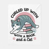 本と猫で丸まる – 居心地の良い猫読の フリースブランケット (正面)