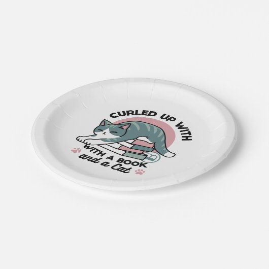 本と猫で丸まる – 居心地の良い猫読の ペーパープレート (アングル)