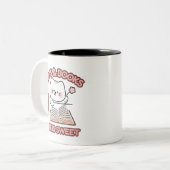 本と猫の贈り物 – 居心地の良い生活引用文デザイン ツートーンマグカップ (正面左)