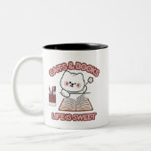 本と猫の贈り物 – 居心地の良い生活引用文デザイン ツートーンマグカップ (左)