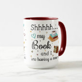 本と私は一瞬を過ごしている マグカップ (正面右)