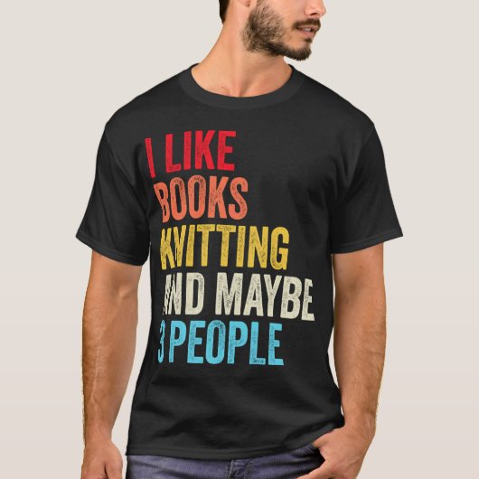 本と編み物と少人数が好きな人のためのTシャツ Tシャツ (正面)