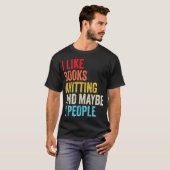本と編み物と少人数が好きな人のためのTシャツ Tシャツ (正面フル)