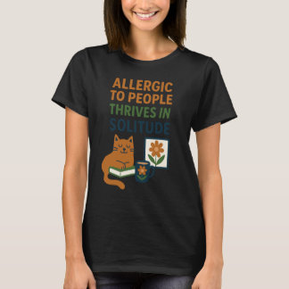 本と静寂な雰囲気の面白い内向的な猫のデザイン Tシャツ