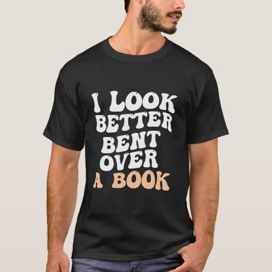本にかがんで見栄えがする I Look Better Bent Over A Book ユーモア 引 Tシャツ (正面)