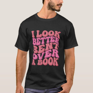 本にかがんで読書するウェーブが似合う Tシャツ