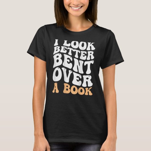 本に溝の生える本に腰を入れたほうが好おもしろいい Tシャツ (正面)