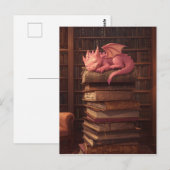 本の上で眠るかわいいピンクのドラゴン ポストカード (正面/裏面)