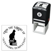 本の上に座る猫 “From the Library of” 名前 セルフインキングスタンプ (インサイチュ)