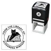 本の上に横たわる猫 - 図書館の本の名前 セルフインキングスタンプ (インサイチュ)