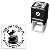 本の上に猫が蝶を追いかけている 図書館の本の名前 セルフインキングスタンプ (インサイチュ)