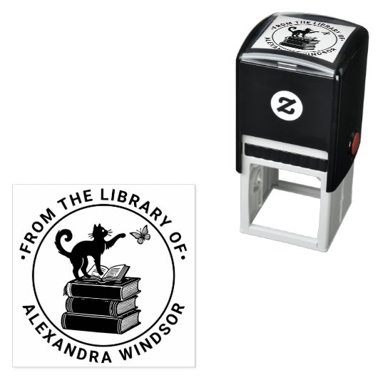 本の上に猫が蝶を追いかけている 図書館の本の名前 セルフインキングスタンプ (インサイチュ)