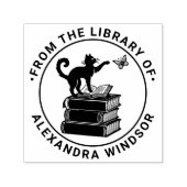 本の上に猫が蝶を追いかけている 図書館の本の名前 セルフインキングスタンプ (デザイン)