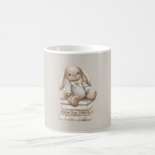本の上のウサギ コーヒーマグカップ (中央)