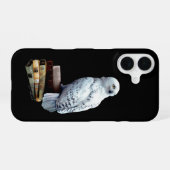 本の上のヘドウィグ iPhone 16ケース (裏面横)