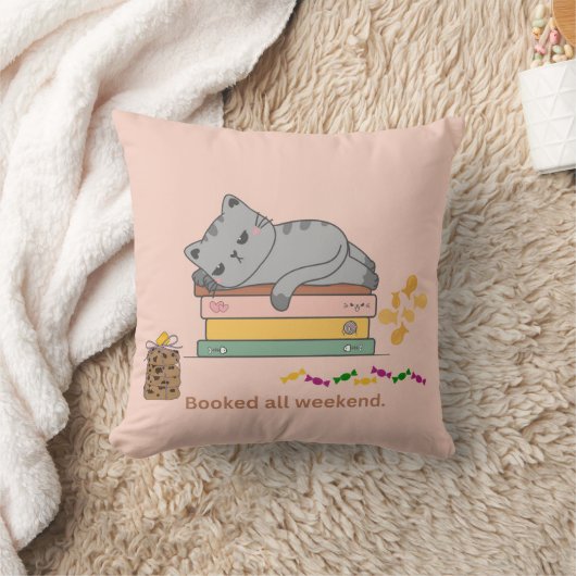 本の上の猫 クッション (ブランケット)