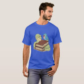 本の上の賢いヘビと鳥 楽しい Tシャツ (正面フル)